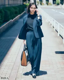 取引先との契約▶︎涼しげネイビージャケットと黒ブラウスで凜とした表情に