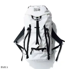 アウトドアからタウンユースまでマルチに活躍する。洗練感のある白なら圧がなくきれいめにフィ ット。（50×28×12.5／25L）￥26400／コロンビアスポーツウェアジャパン（マウンテンハードウェア）