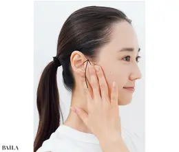 《2》そのまま指を耳上へ引き上げる。これを左右×5セット。