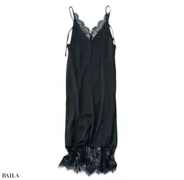 ランジェリー調のセンシュアルなデザインのワンピース。