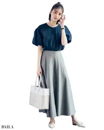 袖のふくらみに可愛げを託して フレアスカートで足さばきよく