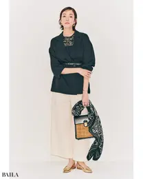 細ベルトを使ってシルエットに変化を。薄軽ロングのアレンジの幅は無限大