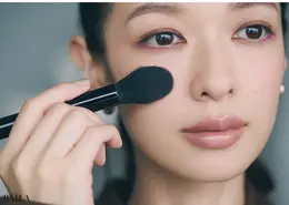 《1》Aのチークをブラシに混ぜ取り、一度ティッシュオフ。頰骨のいちばん高い位置を支点に、左右にブラシでぼかす。楕円形をイメージすれば、頰をキュッと引き締め。