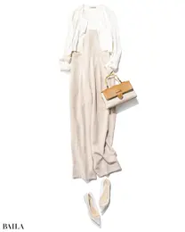 上から羽織って…　ショート丈のカーディガンをラフに羽織るのが今のムード 