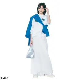 オーバーサイズのブルーシャツをアクセ感覚でたすきがけ【BAILA今日のコーデ】