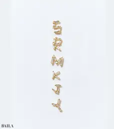 “スタイリングのスパイスになるもの”をテーマに、本格的なジュエリーやバッグ、靴などを展開するECブランド「ピモンテ」がデビュー。「アルファベットジュエリーは数あれど、ダイヤモンドがバケットカットなところや不ぞろいな感じが新鮮で可愛すぎ！ 思わず2個買いしちゃいそうな手に取りやすい価格帯も優秀すぎます」。ピアス（K18×DIA）各￥22000／ピモンテ