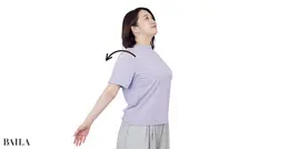 《1》肩を内側に入れてから、親指を外側に向けて胸を開き、肩甲骨を寄せる。これを×10回。呼吸は止めないように。