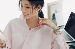 モダンな地金コンビで着慣れたシャツに女らしいツヤ足しを