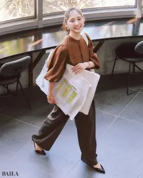 《Day2》忙しいデスクワークの日は顔まわりが華やぐブラウスで。部署の定例会でニシダ先生のサイン会開催が決定！