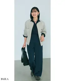 ツイードの華やかさを邪魔しない シックなワントーンスニーカー