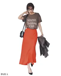 コケティッシュな赤×ブラウンがきれいめカジュアルを目新しく