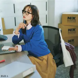 《DAY11》リモートMTG多めの日はニットの襟と袖口にシャツのストライプをきかせてメリハリを