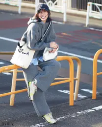 パキッとネオンカラーのスパイスでリラクシーな休日コーデが 都会的に引き立つ