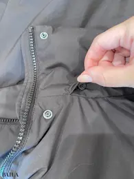 ハイブリッドダウンコート／￥12900（ユニクロ）　フード着脱部分