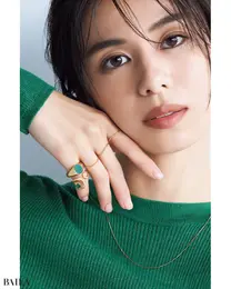 個性を光らせる色石リングはカラートーンを統一してリズミカルに