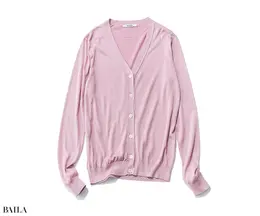 ）手触りのいいシルクカー デが手洗い可に進化。カーディガ ン￥41800／ザ ショップ スロー ン 新静岡セノバ店（スローン）