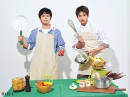 調理器具を持つ北村匠海さんと中沢元紀さん