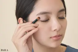 新川優愛　プロセス１　ベージュの上からグレーシャドウをレイヤード