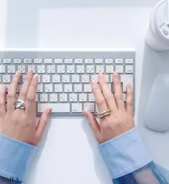 PCに向かう指先を知的に見せるベアベージュ