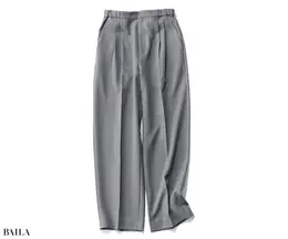 やわらかな素材感ながらツータックで美シルエットを演出するテーパードパンツ。