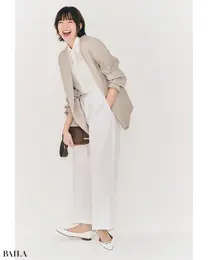 華やぐオールホワイトを懐の広い一枚で平常心に引き寄せて