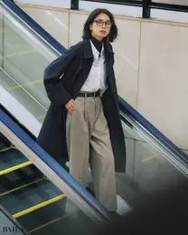 休日気分がなかなか抜けない新年初出社の日はキャッチーなチェックパンツで通勤コーデを新しいムードに。 颯爽と歩く姿がサマになるきれいなシルエットも心強い。　