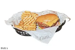 オリジナル アンガスバーガー ¥1240　クリスカットポテト ¥390