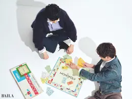 モノポリーで遊ぶ北村匠海さんと中沢元紀さん