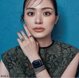  レザーバンドとストーンアクセを リンクさせる異素材MIXが気分