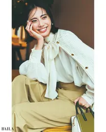 美肌効果絶大な白ブラウスはボウタイデザインで知性も添えて