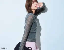 土屋巴瑞季　スカート￥20900／カデュネ プレスルーム（カデュネ）　ニット（ベアトップとセット）￥12100／ミラ オーウェン ルミネ新宿2 店（ミラ オーウェン）　ピアス￥110000（モニス）・ブレスレット￥6600（エイチアッシュ）／フォーティーン ショールーム　バッグ￥104500／ブルーベル・ジャパン（ワンドラー）　靴￥39600／フラッパーズ（スペルタ）