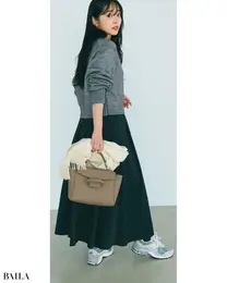 上品グレーのハイテクデザインが ボリュームフレアに今どきな抜け感を