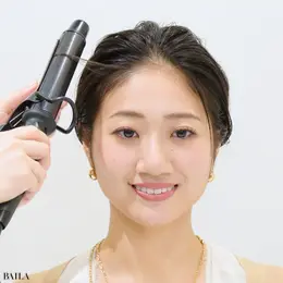 藤川美央さん 生え際に垂らした髪をアイロンで軽く巻き、仕上げにバームを少量つけます。