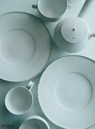 「すべてを受け入れてくれそう」と三瓶さんが語るアセビマコトさんが手がける白い器。ご本人の人柄が表れたような優しい質感が魅力。