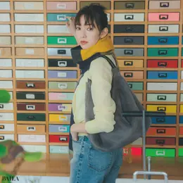 きれい色ニット×デニムでこなれた休日カジュアル【BAILA今日のコーデ】