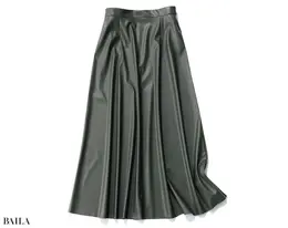 さりげない光沢感が美しいレザーライクな素材のスカート。