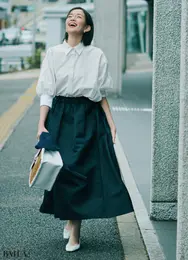 佐藤栞里通勤コーデ　《Friday》うっかり寝過ごした金曜。アイロンいらずでさまになるテックブラウス のおかげで会議に滑り込みセーフ♡