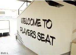 1塁側内野席の「プレイヤーズ・シート」。壁面の選手ペイントには直筆サインも！