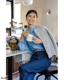 ブルーシャツの通勤コーデ　デニム　佐藤晴美