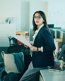 《Day1》ジャケット×ブラウスの定番コーデで出社。 転職を考えていた矢先、仲のいい後輩から 転職先が決まった報告を受ける。私も頑張ろう！