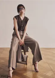 トラッドさの香るニットベストは濃淡配色でキレよく仕上げて