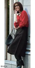 土屋巴瑞季　スカート￥11000／ジャーナル スタンダード レリューム ルミネ新宿店（ジャーナル スタンダード レリューム）　ニット￥59400／エイトン青山（エイトン）　メガネ￥42900／アイヴァン 東京ギャラリー（アイヴァン）　バングル￥44000／ブランイリス トーキョー（ブランイリス）　バッグ￥41800／ショールーム セッション（フィールアンドテイスト）　靴￥110000／ネブローニ