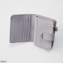 プラダの二つ折りミディアム財布 　中身とスペックの詳細をチェック！3