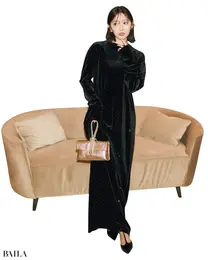 メタリックドットきらめく“かぶり知らず”な黒ワンピ