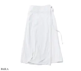 シワ加工が施されたデザインだから、持ち運びや長時間の移動でも安心。スカート￥53900／エイトン青山（エイトン）