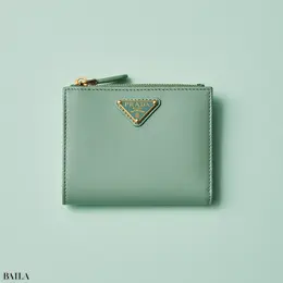 プラダの二つ折りスリム財布