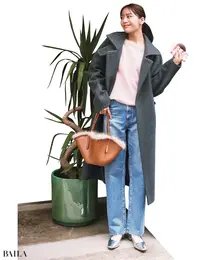 カフェには淡色デニムで今っぽく ハイウエストで女性らしいシルエットに