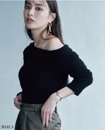 スモールフェイスの華奢時計で女っぽい肌見せスタイルをとことんレディにまとめる