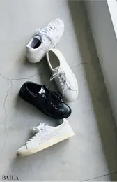 レザー素材の モノトーンスニーカー