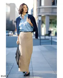 ブルーシャツの通勤コーデ　スカート　佐藤晴美